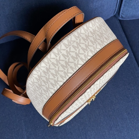 MICHAEL KORS Kenly Medium Backpack Signature Vanilla Bag - Picture 3 of 16